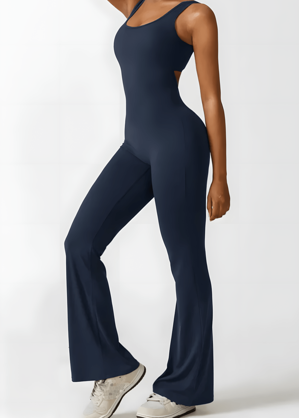 Wygodny kombinezon z rozszerzanymi nogawkami – efekt BBL