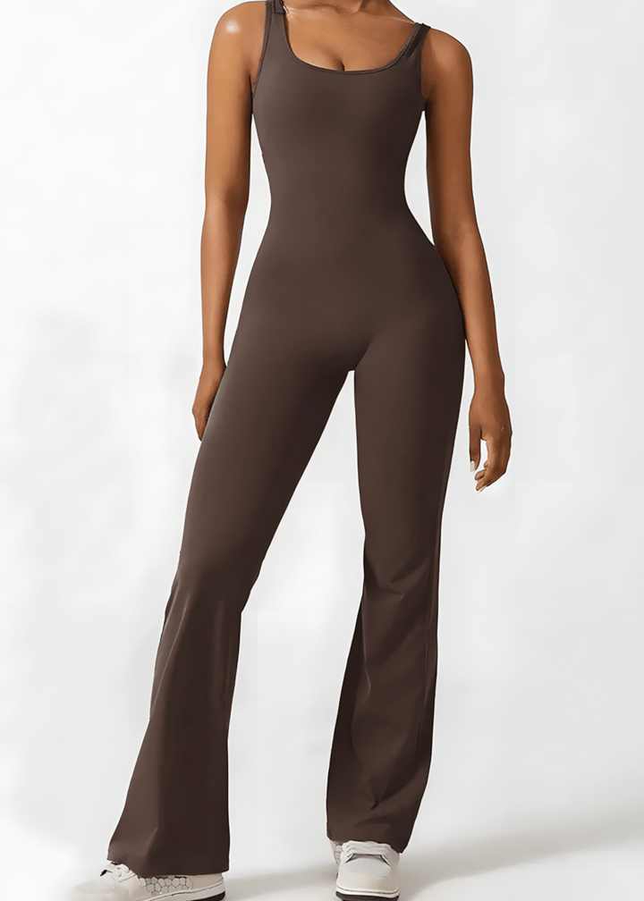 Wygodny kombinezon z rozszerzanymi nogawkami – efekt BBL