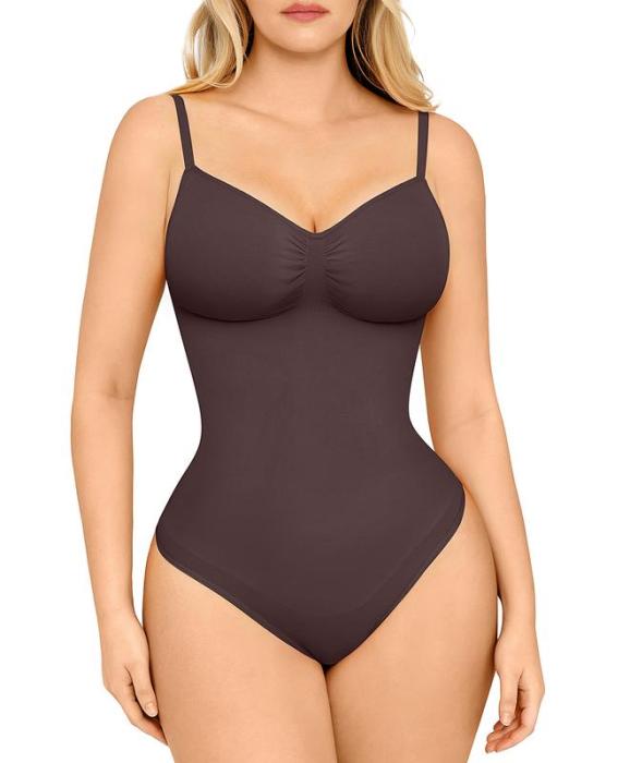 Bezszwowe body z zakrytym biustem i stringami – wygodna bielizna modelująca
