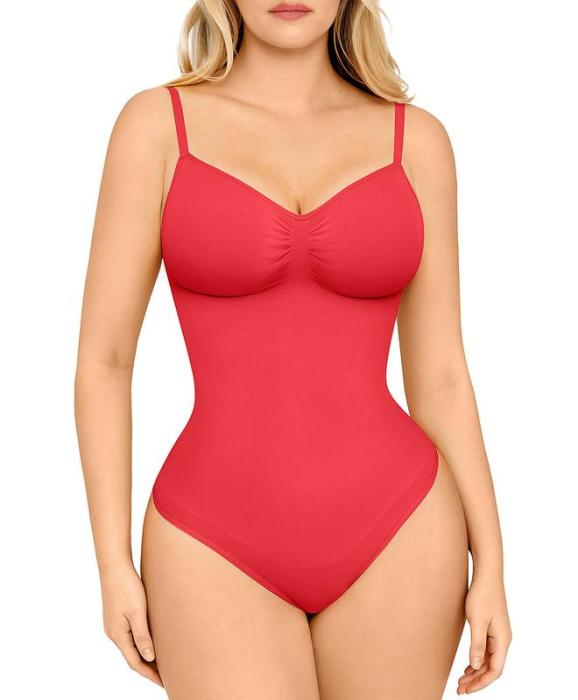 Bezszwowe body z zakrytym biustem i stringami – wygodna bielizna modelująca