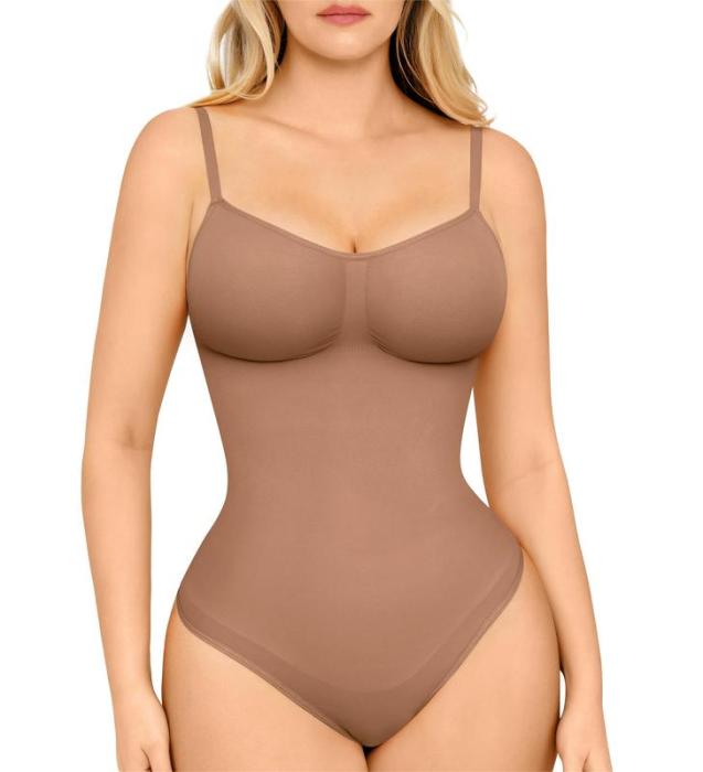 Bezszwowe body z zakrytym biustem i stringami – wygodna bielizna modelująca