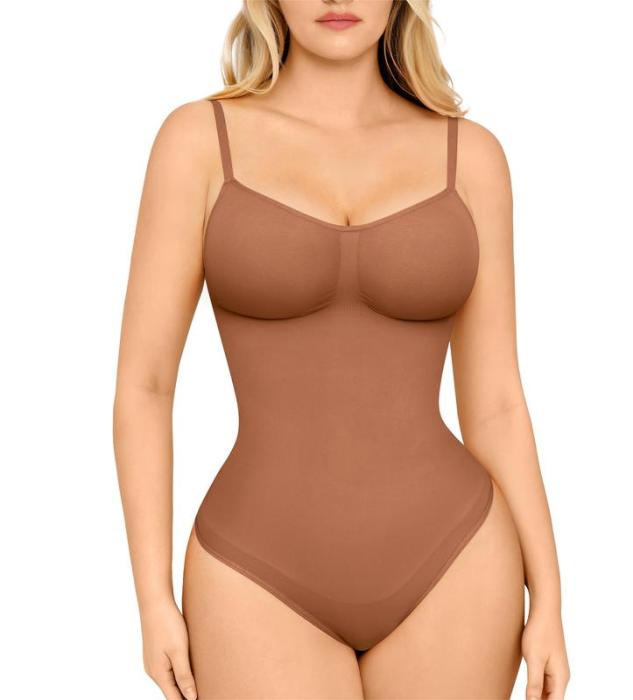 Bezszwowe body z zakrytym biustem i stringami – wygodna bielizna modelująca