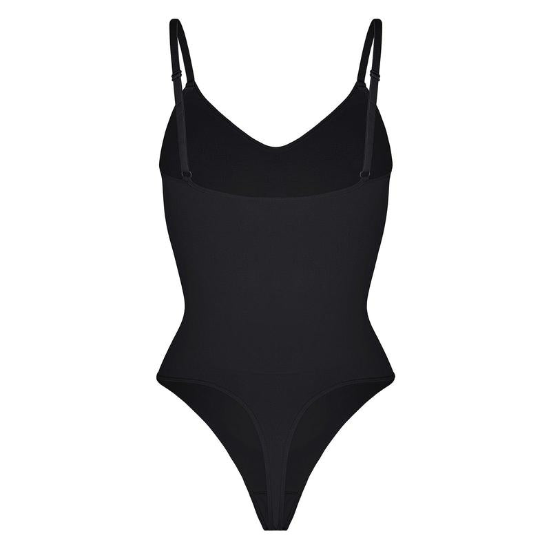 Bezszwowe body z zakrytym biustem i stringami – wygodna bielizna modelująca