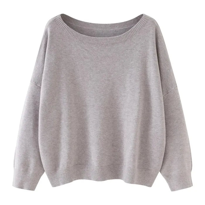 Sweter dzianinowy o casualowym stylu z opadającymi ramionami i długimi rękawami.